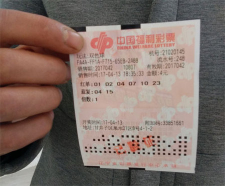 在这套与时尚芭莎联动的大片和特辑中，随着长沙夜宵王者“口味虾”的辣香弥漫，尹昉、张婧仪、苏岩、吴昊宸、白宇帆、周思羽六位演员统一着T恤牛仔的简单装扮，一齐变身“好恰鬼”（长沙话：吃货）围聚餐桌旁，举起筷子、套上塑料手套，准备大快朵颐，尽享地道长沙美味